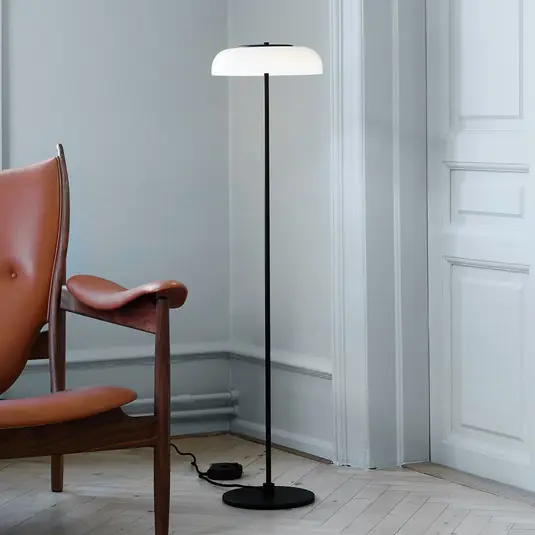 Kiárusítás Nuura LED álló világítás Blossi, magasság 120 cm, fekete/opál