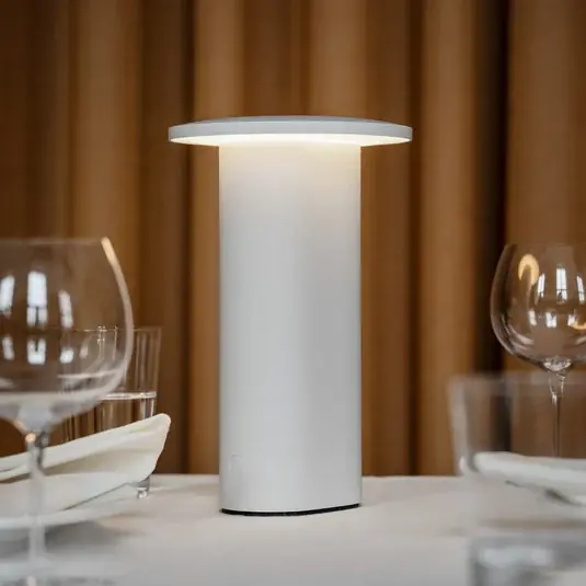 Vásárlói kedvenc Fritz Hansen LED tölthető asztali világítás Solae, fehér, alumínium, IP44
