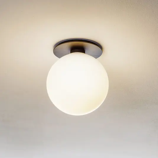 Azonnal elérhető Audo TR Bulb LED mennyezeti lámpa, fekete/opál, 22 cm, dimmelhető