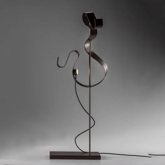 Knikerboker Curve LED asztali lámpa, kávé Legjobb ár