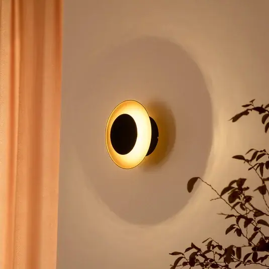 Lindby LED fali lámpa Tiama, fém, fekete/arany, Ø 20 cm Kihagyhatatlan ajánlat