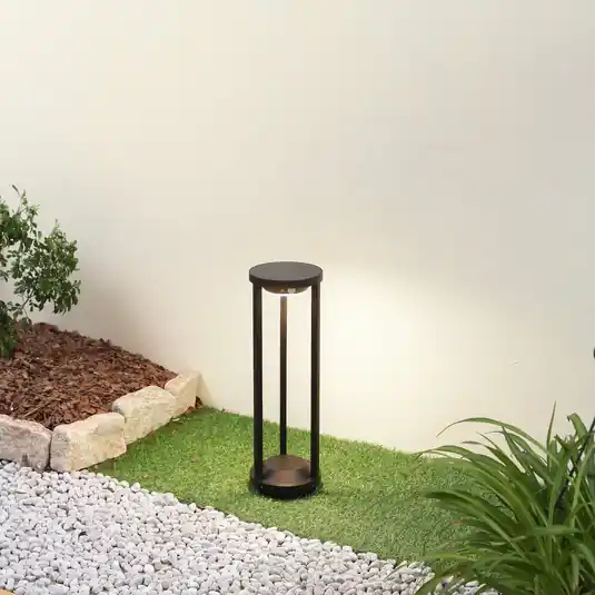 Lucande LED-es Nilea napelemes ösvényvilágítás, Ø 16 cm, fekete, szenzoros Utolsó esély