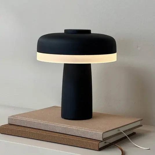 Különleges ajánlat Dyberg Larsen LED-es, újratölthető asztali lámpa Porter, fekete, 16 cm