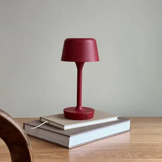 Végkiárusítás Dyberg Larsen LED-es újratölthető asztali lámpa Flow, piros, magasság 25 cm