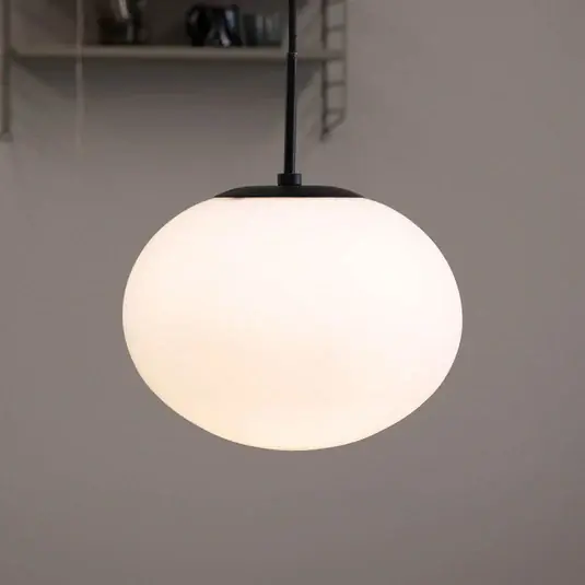 Dyberg Larsen Princess függesztett lámpa, opál/fekete, Ø 28 cm Legjobb ár